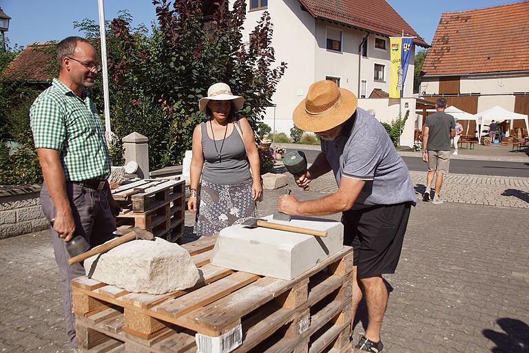 Die Besucher konnten sich in verschiedenen Handwerkskünsten ausprobieren, hier beim Steinmetz. Die Besucher konnten sich in verschiedenen Handwerkskünsten ausprobieren, hier beim Steinmetz.