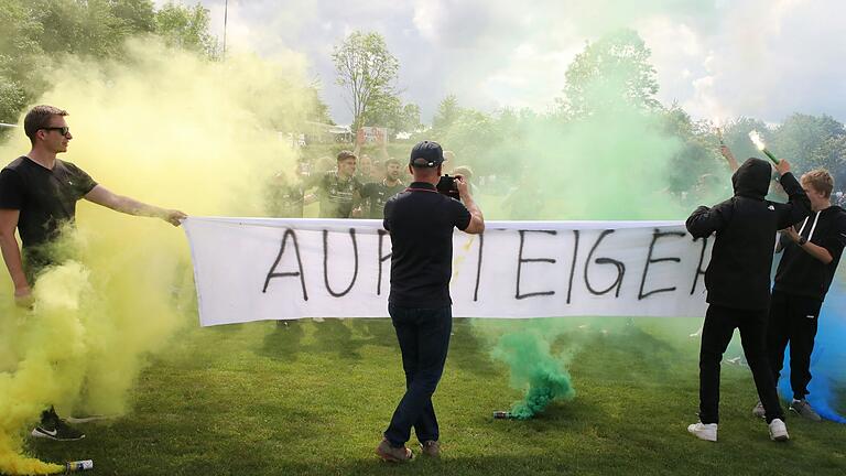 Aufstiegseuphorie bei den Fans der (SG) Waigolshausen/Theilheim/Hergolshausen. Weil Rauch und Bengalos auf dem Sportgelände statt daneben gezündet wurde, wird es wohl eine Geldstrafe für den Verein geben.