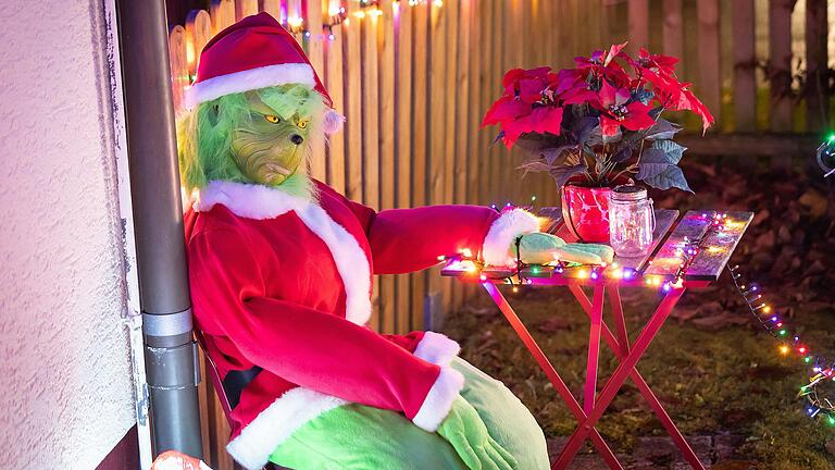 Zu den Lieblings-Weihnachtsfilmen von Peter Mack zählt 'Der Grinch'. Das fiktive Fantasiewesen sitzt direkt neben der Eingangstür seines Hauses. Zu den Lieblings-Weihnachtsfilmen von Peter Mack zählt 'Der Grinch'. Das fiktive Fantasiewesen sitzt direkt neben der Eingangstür seines Hauses. 