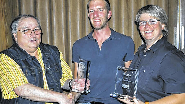 Hohe Auszeichnung: Zum 100-jährigen Bestehen des TSV Langenprozelten überreichte Bezirksvorsitzender Klaus Amend (links) die Ehrenpreise des Bunds Deutscher Radfahrer und dies des Bayerischen Radsportverbandes an Michael Rauch und Tina Kirsch (rechts), der Vorsitzenden des Fördervereins. Hohe Auszeichnung: Zum 100-jährigen Bestehen des TSV Langenprozelten überreichte Bezirksvorsitzender Klaus Amend (links) die Ehrenpreise des Bunds Deutscher Radfahrer und dies des Bayerischen Radsportverbandes an Michael Rauch und Tina Kirsch (rechts), der Vorsitzenden des Fördervereins.