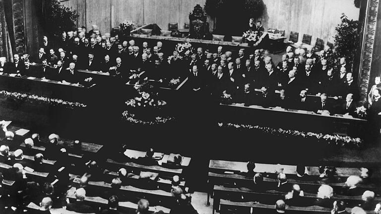 Hoftheater Weimar statt Würzburger Residenz: Am 6. Februar 1919 tritt die Verfassungsgebende Deutsche Nationalversammlung erstmalig zusammen, die Eröfffnungsrede hält der Volksbeauftragte Friedrich Ebert. Es hätte auch in Würzburg sein können . . . Hoftheater Weimar statt Würzburger Residenz: Am 6. Februar 1919 tritt die Verfassungsgebende Deutsche Nationalversammlung erstmalig zusammen, die Eröfffnungsrede hält der Volksbeauftragte Friedrich Ebert. Es hätte auch in Würzburg sein können . . .