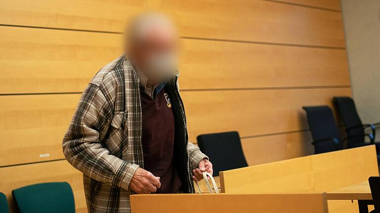 Das Landgericht Würzburg verurteilte ihn wegen Totschlags, der 92-jährige Rentner aus Gemünden bekommt gleichwohl zahlreiche Solidaritätsbekundungen. Das Bild entstand im Gerichtssaal. Das Landgericht Würzburg verurteilte ihn wegen Totschlags, der 92-jährige Rentner aus Gemünden bekommt gleichwohl zahlreiche Solidaritätsbekundungen. Das Bild entstand im Gerichtssaal.