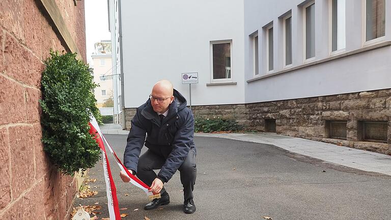 Oberbürgermeister Dr. Dirk Vogel bei einem stillen Gedenken mit Kranzniederlegung am jüdischen Gebetshaus im Jahr 2020.       -  Oberbürgermeister Dr. Dirk Vogel bei einem stillen Gedenken mit Kranzniederlegung am jüdischen Gebetshaus im Jahr 2020.