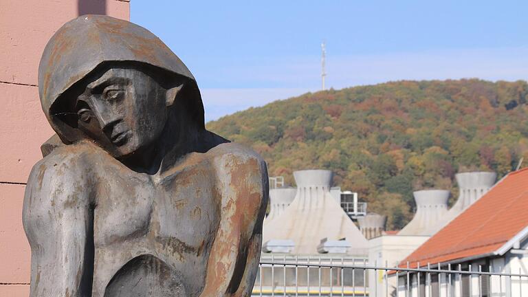 Seit 1992 weist diese am Werk 1 stehende Skulptur eines Eisengießers auf die Ursprünge des heutigen High-Tech-Unternehmens Bosch Rexroth hin. Die lebensgroße Figur wurde damals in der Rexroth-Gießerei hergestellt. Das Modell dazu hatte der Vasbühler Bildhauers Julian Walter nach einer Vorlage des Lohrer Bildhauers Hermann Amrhein aus dem Jahr 1970 geschaffen. Seit 1992 weist diese am Werk 1 stehende Skulptur eines Eisengießers auf die Ursprünge des heutigen High-Tech-Unternehmens Bosch Rexroth hin. Die lebensgroße Figur wurde damals in der Rexroth-Gießerei hergestellt. Das Modell dazu hatte der Vasbühler Bildhauers Julian Walter nach einer Vorlage des Lohrer Bildhauers Hermann Amrhein aus dem Jahr 1970 geschaffen.