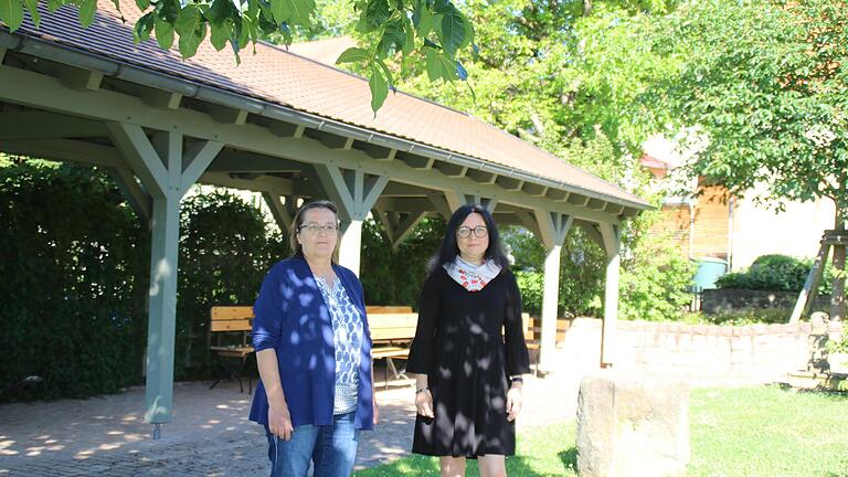 Geschäftsführerin Nicole Wehner (rechts) wurde zur Standesbeamtin bestellt und ist sich mit 3. Bürgermeisterin Margot Schottdorf sicher: 'Hier kann man gut nach der Trauung einen Sekt ausschenken'. Das Foto zeigt die beiden vor dem ... - Geschäftsführerin Nicole Wehner (rechts) wurde zur Standesbeamtin bestellt und ist sich mit 3. Bürgermeisterin Margot Schottdorf sicher: 'Hier kann man gut nach der Trauung einen Sekt ausschenken'. Das Foto zeigt die beiden vor dem Laubengang beim Gemeindehaus Hassenbach, der zum neuen Trauort gewidmet wurde. Foto: Hilmar Ruppert Geschäftsführerin Nicole Wehner (rechts) wurde zur Standesbeamtin bestellt und ist sich mit 3. Bürgermeisterin Margot Schottdorf sicher: 'Hier kann man gut nach der Trauung einen Sekt ausschenken'. Das Foto zeigt die beiden vor dem ... - Geschäftsführerin Nicole Wehner (rechts) wurde zur Standesbeamtin bestellt und ist sich mit 3. Bürgermeisterin Margot Schottdorf sicher: 'Hier kann man gut nach der Trauung einen Sekt ausschenken'. Das Foto zeigt die beiden vor dem Laubengang beim Gemeindehaus Hassenbach, der zum neuen Trauort gewidmet wurde. Foto: Hilmar Ruppert