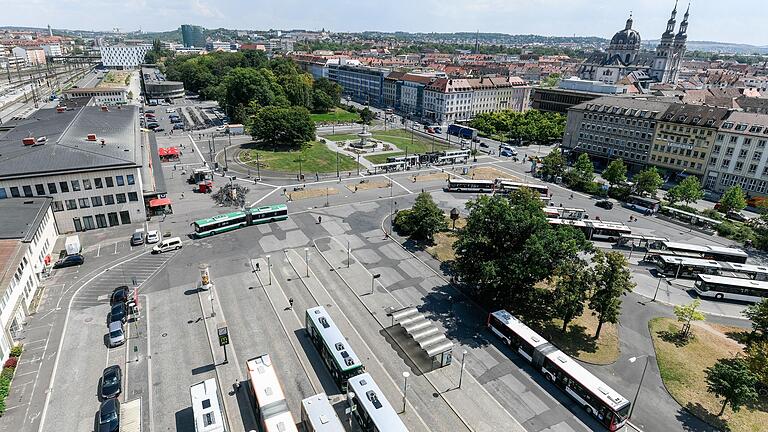 Das Archivbild zeigt den Blick vom Posthochhaus im Jahr 2020: Im Vordergrund ist der Busbahnhof vor dem Westflügel, dann kommen Bahnhof mit Vorplatz und Kiliansbrunnen.&nbsp;