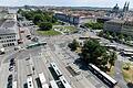 Das Archivbild zeigt den Blick vom Posthochhaus im Jahr 2020: Im Vordergrund ist der Busbahnhof vor dem Westflügel, dann kommen Bahnhof mit Vorplatz und Kiliansbrunnen.&nbsp;