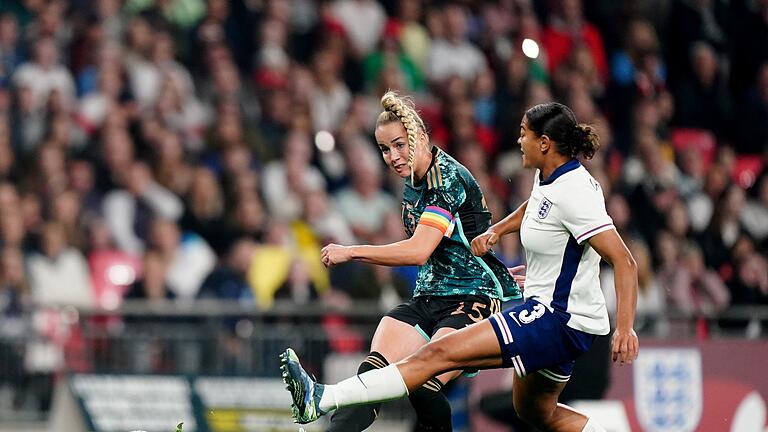 England - Deutschland       -  Gwinn trifft in dieser Szene zum zwischenzeitlichen 2:0.