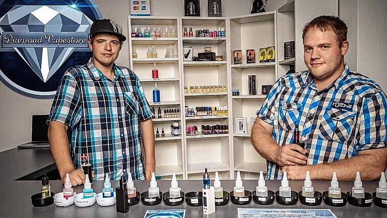 Kai Stöckl aus Weickersgrüben und Michael Stenzel aus Heßdorf an der Theke in ihrem neuen Hammelburger Geschäft. Kai Stöckl aus Weickersgrüben und Michael Stenzel aus Heßdorf an der Theke in ihrem neuen Hammelburger Geschäft.