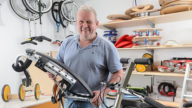 Der Würzburger Sportwissenschafts-Professor Harald Lange testet neue Sportgeräte       -  Harald Lange im &bdquo;Lager&ldquo; des Bewegungslabors an der Uni Würzburg: Der Sportpädagoge untersucht mit seinem Team wie &bdquo;bewegend&ldquo; neuartige Spiel- und Sportgeräte sind.