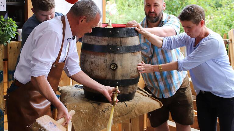 Da schießt es raus, das gute Laurenzi-Festbier: Bürgermeister Thomas Stamm wollte heuer offenbar auf Nummer sicher gehen, nachdem im Vorjahr nach dem Anstich lange nichts laufen wollte.