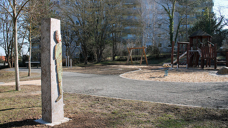 Überarbeiteter Spielplatz Richard-Strauss-Straße, links im Vordergrund die neue Stele „Freie Meinungsäußerung und Beteiligung“.