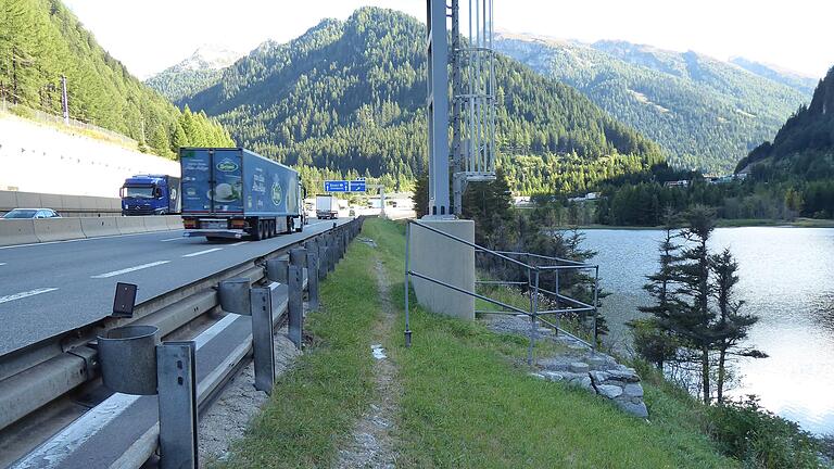 Am Brenner läuft der Pilgerweg direkt neben der Straße, nur mit einer Leitplanke von der Autobahn getrennt. Am Brenner läuft der Pilgerweg direkt neben der Straße, nur mit einer Leitplanke von der Autobahn getrennt.