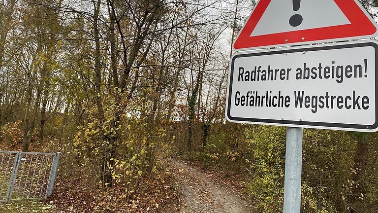 Eine Lösung für die gefährliche Stelle am vielbefahrenen Mainradweg südlich von Volkach (Archivbild) hat der Stadtrat gefunden. Ein neuer Weg soll nicht mehr so steil hinunter zum Mainkanal führen. Eine Lösung für die gefährliche Stelle am vielbefahrenen Mainradweg südlich von Volkach (Archivbild) hat der Stadtrat gefunden. Ein neuer Weg soll nicht mehr so steil hinunter zum Mainkanal führen.