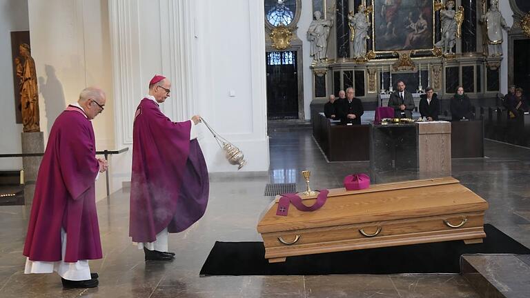 Im Anschluss an ein Pontifikalrequiem im Würzburger Kiliansdom ist am Montag, 11. Dezember, Prälat Heribert Brander im Domkreuzgang beigesetzt worden. Im Anschluss an ein Pontifikalrequiem im Würzburger Kiliansdom ist am Montag, 11. Dezember, Prälat Heribert Brander im Domkreuzgang beigesetzt worden.