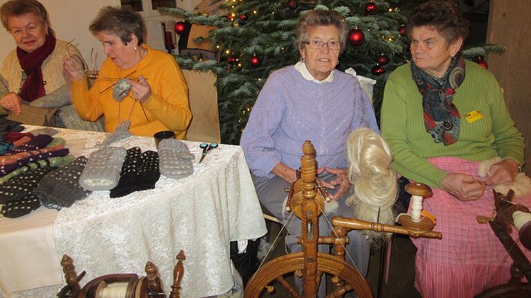 Bei der 'Romantischen Klosterweihnacht' in Wechterswinkel konnte alte Handwerkskunst live erlebt werden.