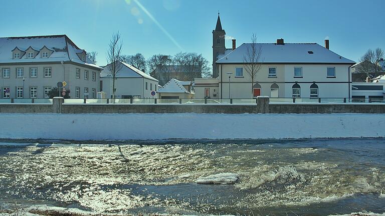 Die  Brend unterhalb des Gymnasiums in Bad Neustadt. Der Fluss ist als Wildbach eingestuft und führt in diesen Tagen noch sehr viel Wasser.