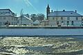 Die  Brend unterhalb des Gymnasiums in Bad Neustadt. Der Fluss ist als Wildbach eingestuft und führt in diesen Tagen noch sehr viel Wasser.