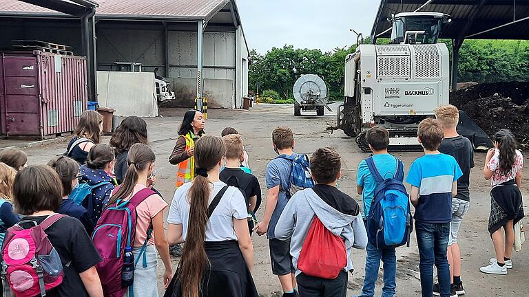 Beeindruckt zeigten sich die Schüler von den großen Maschinen am Humuswerk in Wernfeld.