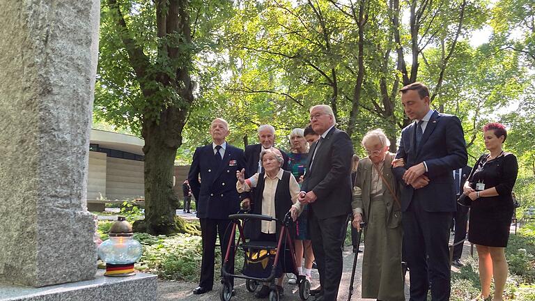 Steinmeier in Polen zu 80 Jahre Warschauer Aufstand - Veteranen des Warschauer Aufstands erzählen dem Bundespräsidenten, was sie durchlebt haben. Steinmeier in Polen zu 80 Jahre Warschauer Aufstand - Veteranen des Warschauer Aufstands erzählen dem Bundespräsidenten, was sie durchlebt haben.