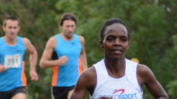 Bei den Frauen führte kein Weg an der Kenianerin Brendah Kebeya (vorne) vorbei. Sie gewann den Hauptlauf souverän in 34:29 Minuten.