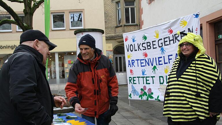 Zum Start des Volksbegehrens informierten Petra Winter von Bündnis 90/Die Grünen (rechts) und Stadtrat Richard Fix (Mitte) Passanten  in der Bad Kissinger  Fußgängerzone.Kerstin Väth       -  Zum Start des Volksbegehrens informierten Petra Winter von Bündnis 90/Die Grünen (rechts) und Stadtrat Richard Fix (Mitte) Passanten  in der Bad Kissinger  Fußgängerzone.Kerstin Väth