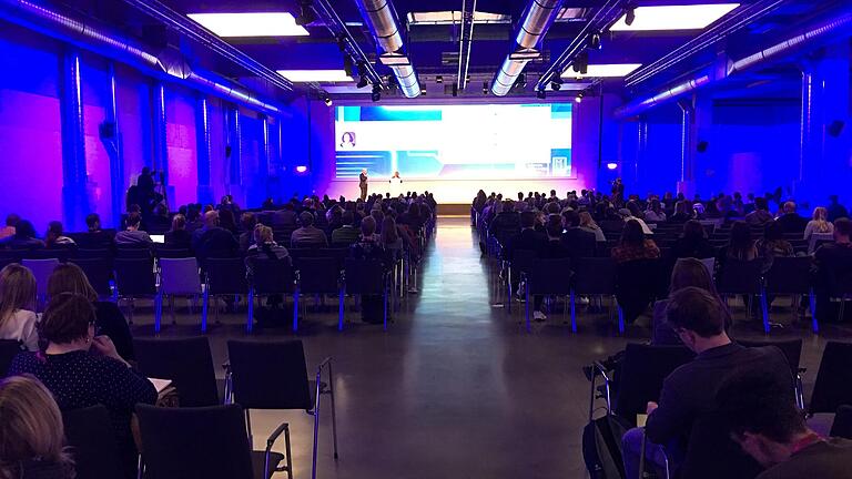 Beim Mobile Media Day 2018 wurde über die Zukunft der Medienbranche diskutiert. Die neue Veranstaltung 'Transforming Media' löst den 'Mobile Media Day' ab und beschäftigt sich mit Medienwandel und der digitalen Gesellschaft. Beim Mobile Media Day 2018 wurde über die Zukunft der Medienbranche diskutiert. Die neue Veranstaltung 'Transforming Media' löst den 'Mobile Media Day' ab und beschäftigt sich mit Medienwandel und der digitalen Gesellschaft. 