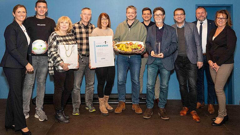 Der SV Geroldshausen erhielt eine&nbsp; der beiden Auszeichnungen als 'Vorstand des Jahres' 2023, hier bei der Preisverleihung am Mittwoch (v.l.):&nbsp; Judith Roth-Jörg (Bürgermeisterin Würzburg), Louis Gehr, Uschi Wolf, Volker Herdt, Sabine Herdt, Marco Noll (alle SV Geroldshausen), Stefan Hebig (Sparkasse Mainfranken), Ralf Schmitt (Vorsitzender SV Geroldshausen), Torsten Schleicher (Main-Post), Landrat&nbsp; Thomas Eberth und Sandra Handke (Sportreferentin Landratsamt).&nbsp;