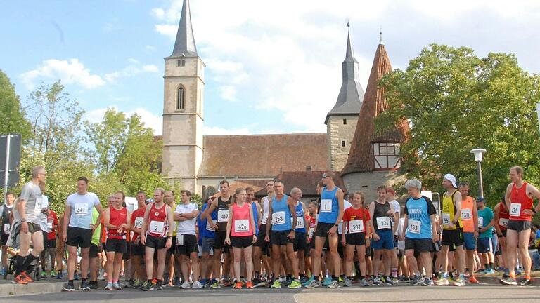 Vor der schönen Kulisse der Rödelseer Tors in Iphofen startete das Läuferpulk zum größten Volkslauf im Landkreis Kitzingen.