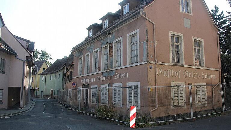 lrd löwe1       -  Der ehemalige Gasthof &bdquo;Goldener Löwe&ldquo; und die zwei angrenzenden Häuser (inklusive grünes Gebäude) vor dem Abbruch im Jahr 2013.