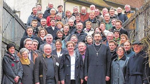 Vor Beginn der Nachmittagsrunde versammelten sich die Synodalen vor der Kirchentreppe zum Gesamtbild, ehe man im Martin-Luther-Haus dem Referat von Pfarrer Dr. Hoffmann lauschte.