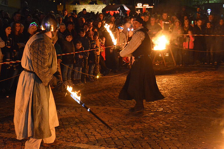 Kampf mit Flammenschwertern. Das Greifenpack unterhielt spektakulär die Besucher der Erlebnisnacht.