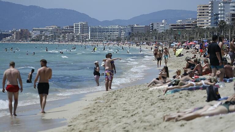 Touristen am Strand von Arenal in Palma de Mallorca. Bei einem Reiserückkehrer von der spanischen Mittelmeerinsel Mallorca ist im Landkreis Haßberge die Delta-Variante des Coronavirus nachgewiesen worden.