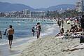 Touristen am Strand von Arenal in Palma de Mallorca. Bei einem Reiserückkehrer von der spanischen Mittelmeerinsel Mallorca ist im Landkreis Haßberge die Delta-Variante des Coronavirus nachgewiesen worden.