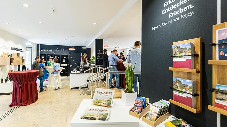 Der Blick vom Eingang in die neugestaltete Tourist Information im Würzburger Falkenhaus.