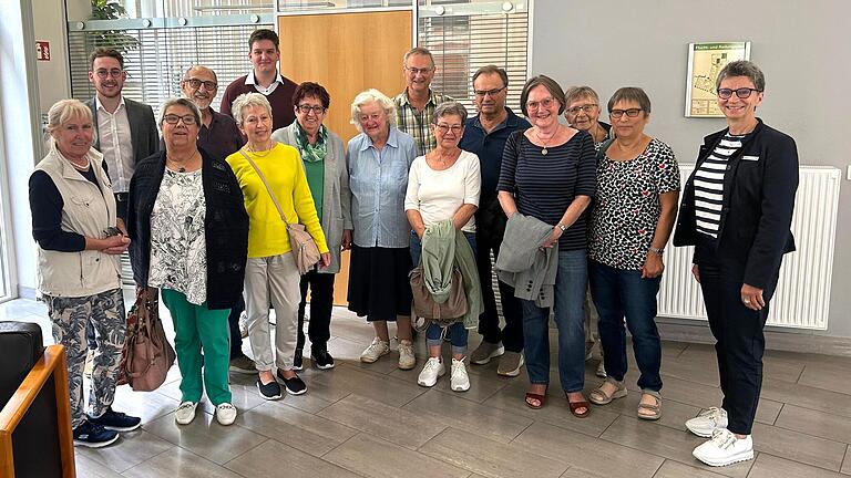 Besucher des AWO-Internetcafe für Senioren Ochsenfurt und Referenten, Mitte Reinhard Ott, rechts Marion Frischholz, Leiterin Beratungscenter. Besucher des AWO-Internetcafe für Senioren Ochsenfurt und Referenten, Mitte Reinhard Ott, rechts Marion Frischholz, Leiterin Beratungscenter.