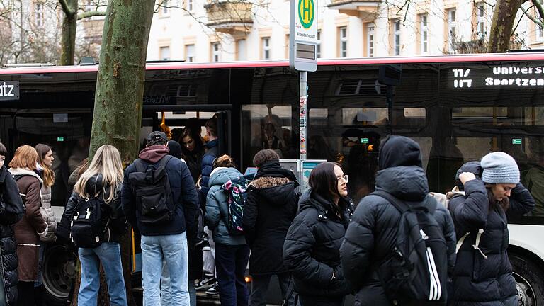 Studierende in Würzburg beklagen überfüllte Busse zu Stoßzeiten und fordern im Rahmen des Semestertickets ein besseres ÖPNV-Angebot. Jetzt haben die Verkehrsbetreiber reagiert.&nbsp;