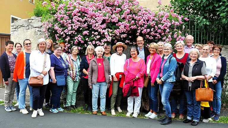 Zum Gruppenfoto stellen sich die Hospizhelferinnen und -helfer dem Fotografen malerisch unter Rosen der Sorte 'Raubritter' in der Nähe des ehemaligen Pfarrhauses von Kolitzheim - in dem auch Rosen wachsen, die Christine Bender gepflegt hat. Zum Gruppenfoto stellen sich die Hospizhelferinnen und -helfer dem Fotografen malerisch unter Rosen der Sorte 'Raubritter' in der Nähe des ehemaligen Pfarrhauses von Kolitzheim - in dem auch Rosen wachsen, die Christine Bender gepflegt hat.