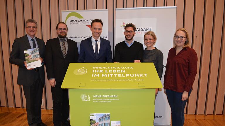 Bei der Eröffnung der Wanderausstellung (von links): Regionalmanager Ulfert Frey, Abteilungsleiter Christian Frank, Landrat Florian Töpper, Philipp Ruhstorfer (Planungsbüro IPU GmbH, Erfurt), Regionalmanagerin Mirjam Betz und Franziska Jakob (Planungsbüro IPU GmbH).