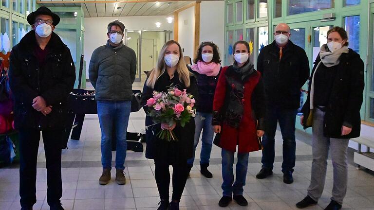 Sie begrüßten die neue Jugendsozialarbeiterin an der Grundschule, Sarah Schönborn (mit Blumenstrauß): (von links) Bürgermeister Klaus Schmidt, Thomas Möginger (Jugendhilfe Creglingen), Ute Drost (Schulhausbeauftragte Grundschule), Jennifer Tyra (Jugendsozialarbeiterin Mittelschule), Michael Langenhorst (Leiter des Kinder-, Jugend-, Familienbüros Waldbüttelbrunn) und Anja Kulczynski (Familienstützpunkt &amp; Nachbarschaftshilfe).