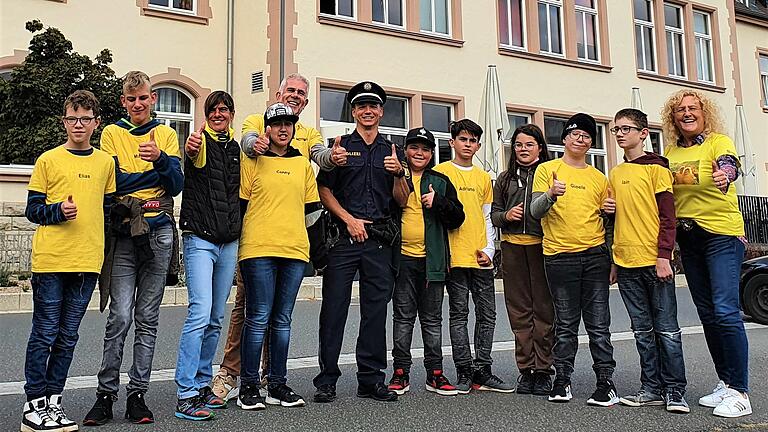 Zum Gruppenfoto stellten sich die Schüler der OGS Modoclub beim Besuch der Bereitschaftspolizei in Würzburg. Zum Gruppenfoto stellten sich die Schüler der OGS Modoclub beim Besuch der Bereitschaftspolizei in Würzburg.