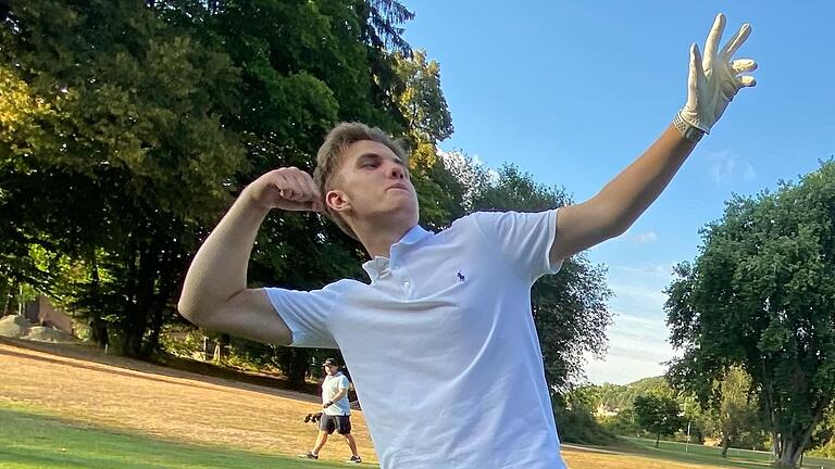 Raphael Buttler im Steilpass-Interview       -  Sportlich ist Raphael Buttler vom TV/DJK Hammelburg breit aufgestellt: Aber egal ob auf dem Golfplatz oder dem Spielfeld, Emotionen sind immer dabei.
