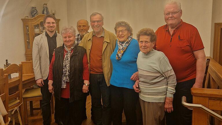 Kreisgeschäftsführer Peter Fersch, die Geehrten&nbsp; Margarete Klein (25 Jahre), Rudolph Gutjahr (25 Jahre), 2. Bgm. Dieter Zeller, Maria Scheffler (50 Jahre), Elfriede Swetlik (25 Jahre) und Vorsitzender&nbsp; Gerhard Brunner.