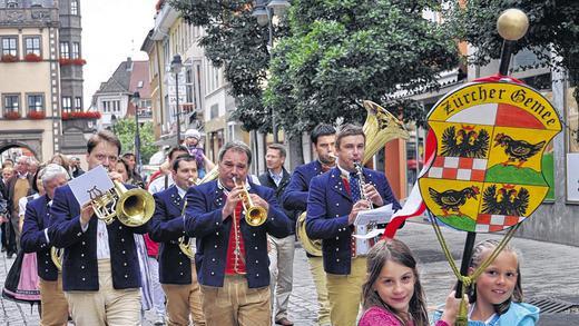 Musik zu Schmankerln bei der Zürcher Kirchweih       -  (fan)   Fränkische Gemütlichkeit &ndash; das ist es, was sich die Zürcher, die ihren Stadtteil als &bdquo;Dorf in der Stadt&ldquo; sehen, für ihre Traditionskirchweih rund um die Salvatorkirche auf die Fahnen geschrieben haben. Fränkische Gemütlichkeit sieht bei den Zürchern in der Praxis so aus, dass die Musikgruppen eher als Musikanten auftreten, von Tisch zu Tisch gehen und gänzlich ohne Verstärker spielen. Das ist auch heuer so. Offiziell wurde die Kirchweih am Samstagabend eröffnet &ndash; mit Begleitung der &bdquo;Rafelder Brotzeitmusikanten&ldquo;, um 21 gab's für die Kinder einen Lampionumzug. Der Kirchweih-Sonntag begann an der Salvatorkirche mit einem Festgottesdienst im Freien und einem Umzug. Anschließend konnten sich die Besucher mit einem Weißwurstfrühstück stärken. Ab 16 Uhr spielte &ndash; zu Kaffee und Kuchen &ndash; der &bdquo;Straufhain-Express&ldquo; auf, abends &bdquo;Urlesbacher Musikanten&ldquo;. An diesem Montag ist um 10 Uhr Kinderkirchweih, zum Festausklang spielen ab 18 Uhr die &bdquo;Schlapperflicker&ldquo; auf. Weitere Bilder vom Kirchweihwochenende finden Sie unter http.//schweinfurt.mainpost.de