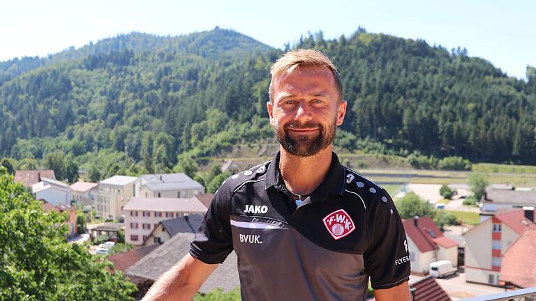 Trainer-Interview vor Schwarzwald-Kulisse: Kickers-Chefcoach Michael Schiele auf der Dachterrasse des Mannschaftshotels in Lautenbach.