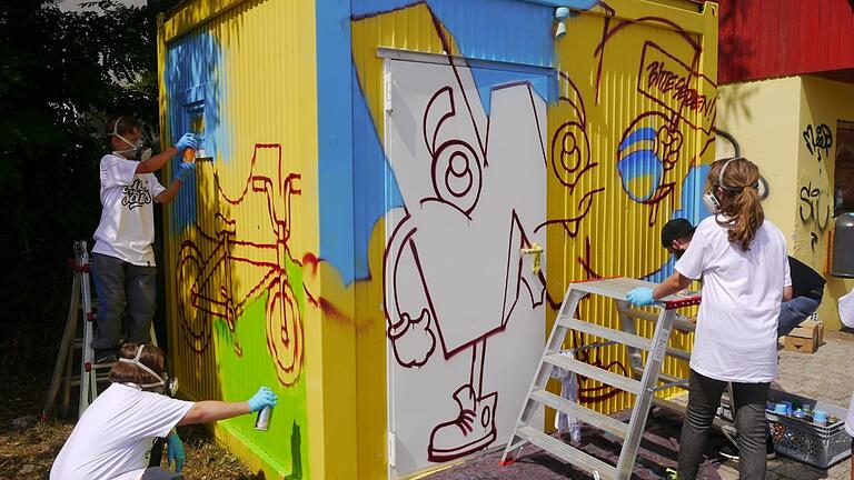 Ivonne Berthel und Seda Elmas sind stolz auf die Arbeit der Jugendlichen und freuen sich, mit Carlos Lorente einen guten Graffitilehrer gefunden zu haben. Ivonne Berthel und Seda Elmas sind stolz auf die Arbeit der Jugendlichen und freuen sich, mit Carlos Lorente einen guten Graffitilehrer gefunden zu haben.