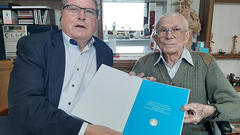 Zweiter Bürgermeister Adolf Bauer gratulierte Erwin Staske zum 100. Geburtstag. Zweiter Bürgermeister Adolf Bauer gratulierte Erwin Staske zum 100. Geburtstag.