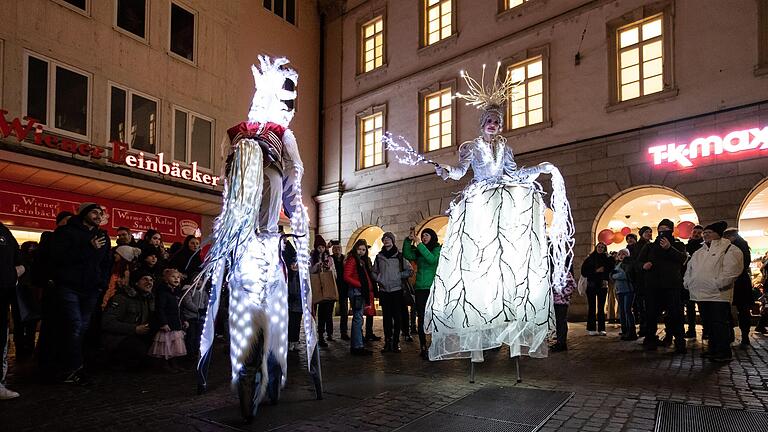 Wie schon 2022 (Foto), so werden auch in diesem Jahr beim 'Würzburger Lichterglanz' wieder leuchtende Weihnachtsengel und eine Weihnachtsfee auf Stelzen durch die Innenstadt spazieren.&nbsp;