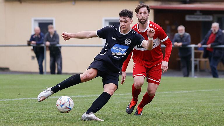 Benjamin St. Louis (vorne) erzielte den zwischenzeitlichen Ausgleich für den ASV Rimpar beim Landesliga-Auswärtsspiel beim FC Oberhaid. Das Bild entstand im Heimspiel der Rimparer gegen die TuS Frammersbach.