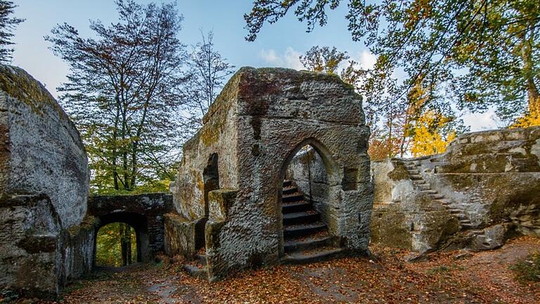 Es ist immer noch zu erkennen, dass sie einst eine stolze und mächtige Burg war, die heute Ruine Rotenhan bei Ebern. Vor 700 Jahren wurde die Anlage zerstört.